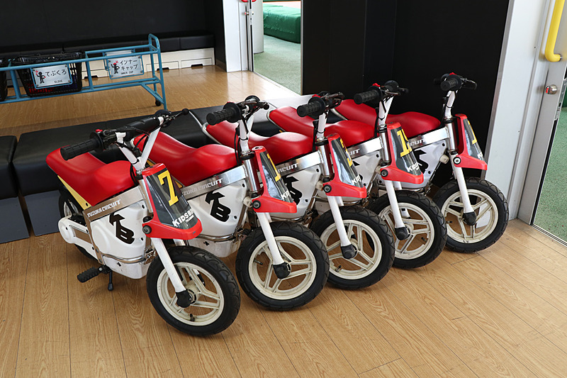 トライアルバイク風のデザインが与えられたキッズバイクトレーニングのマシン。最高速は約5km/h