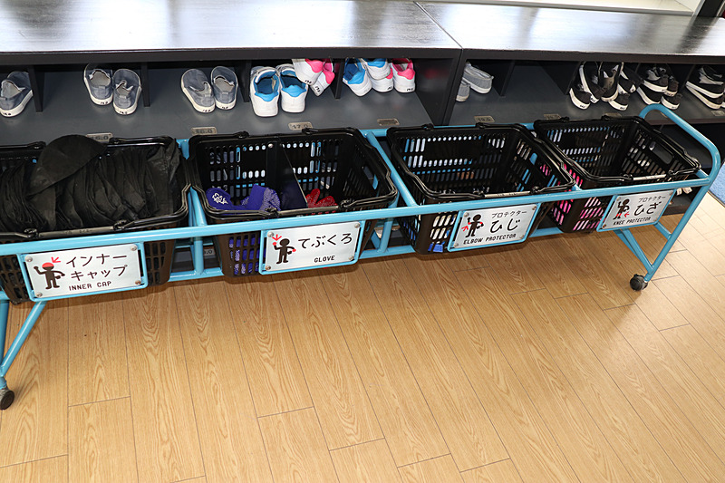 走行前に肘と膝を守るプロテクターなどを装着