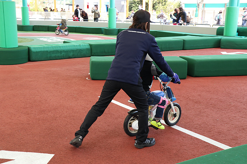 練習コースではマンツーマンで基礎動作をトレーニング