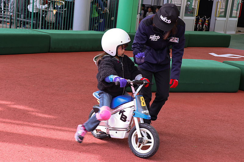 練習コースではマンツーマンで基礎動作をトレーニング