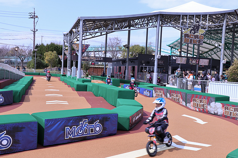 専用モトクロスEVバイクでチャレンジするアクロバイク