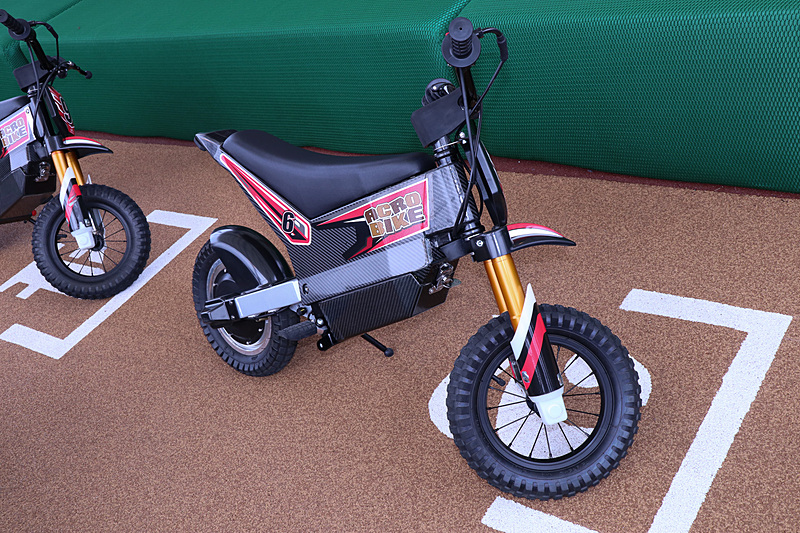 アクロバイクのマシンは前後にサスペンションを備え、ブロックタイヤを装着。最高速は約10km/h