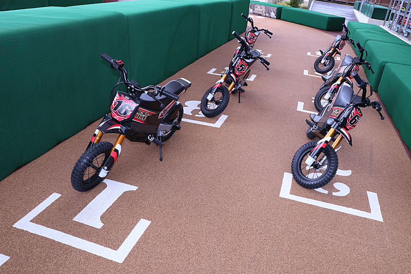 アクロバイクのマシンは前後にサスペンションを備え、ブロックタイヤを装着。最高速は約10km/h