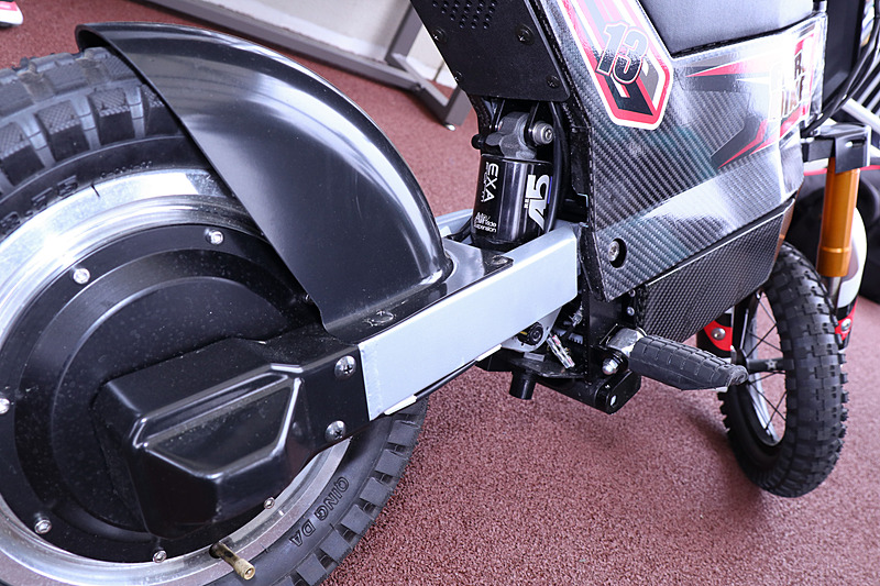 アクロバイクのマシンは前後にサスペンションを備え、ブロックタイヤを装着。最高速は約10km/h