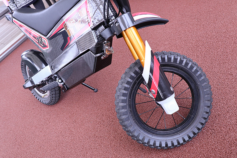 アクロバイクのマシンは前後にサスペンションを備え、ブロックタイヤを装着。最高速は約10km/h