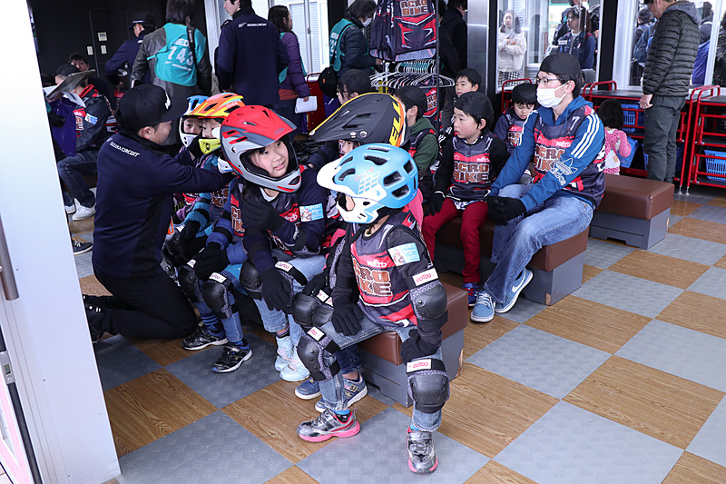 アクロバイクではヘルメットやプロテクターなどに加え、モトクロスイメージを高めるビブスも装着。多彩なデザインのヘルメットが用意されている