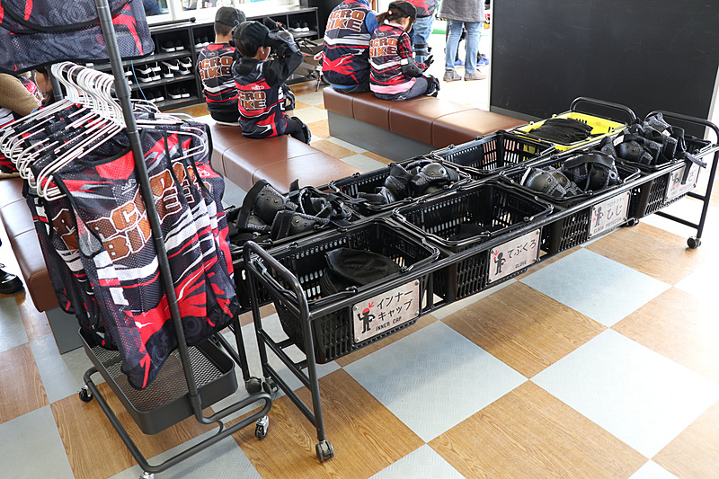 アクロバイクではヘルメットやプロテクターなどに加え、モトクロスイメージを高めるビブスも装着。多彩なデザインのヘルメットが用意されている