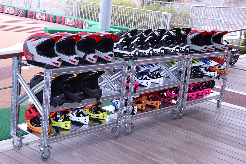 アクロバイクではヘルメットやプロテクターなどに加え、モトクロスイメージを高めるビブスも装着。多彩なデザインのヘルメットが用意されている