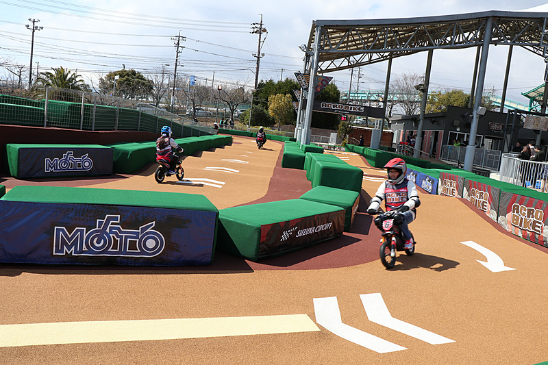 コースが複雑になって最高速も約10km/hまでアップすることで、アクロバイクはときおりコース途中でくじけてしまう子供が出るといった難易度