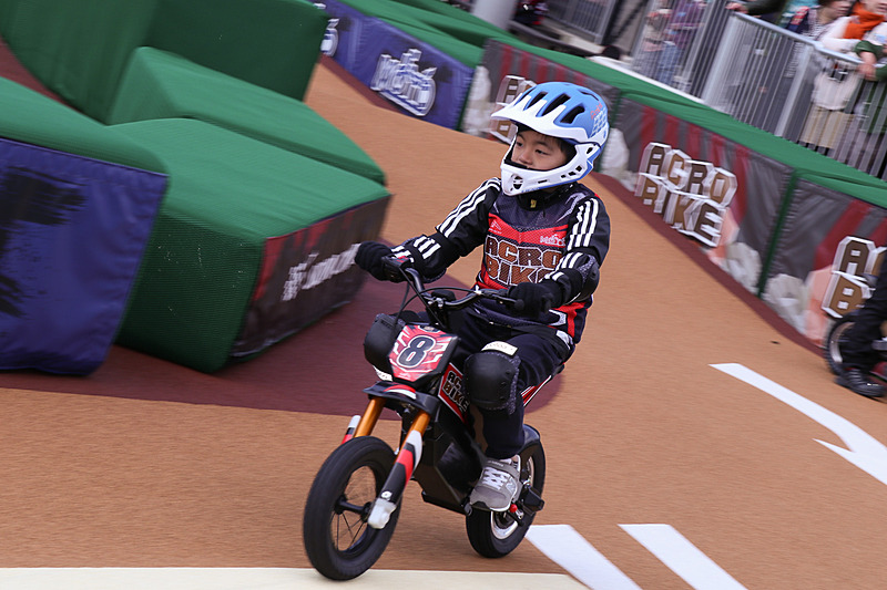 コースが複雑になって最高速も約10km/hまでアップすることで、アクロバイクはときおりコース途中でくじけてしまう子供が出るといった難易度