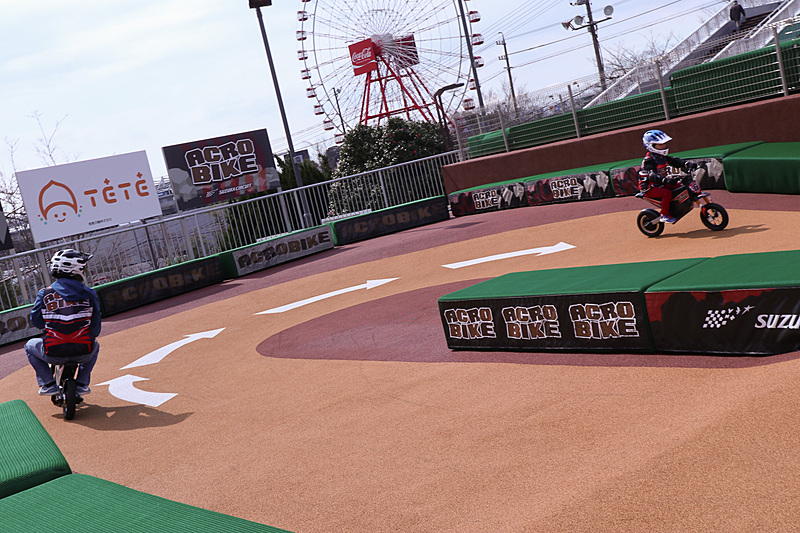 コースが複雑になって最高速も約10km/hまでアップすることで、アクロバイクはときおりコース途中でくじけてしまう子供が出るといった難易度