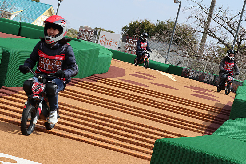 コースが複雑になって最高速も約10km/hまでアップすることで、アクロバイクはときおりコース途中でくじけてしまう子供が出るといった難易度