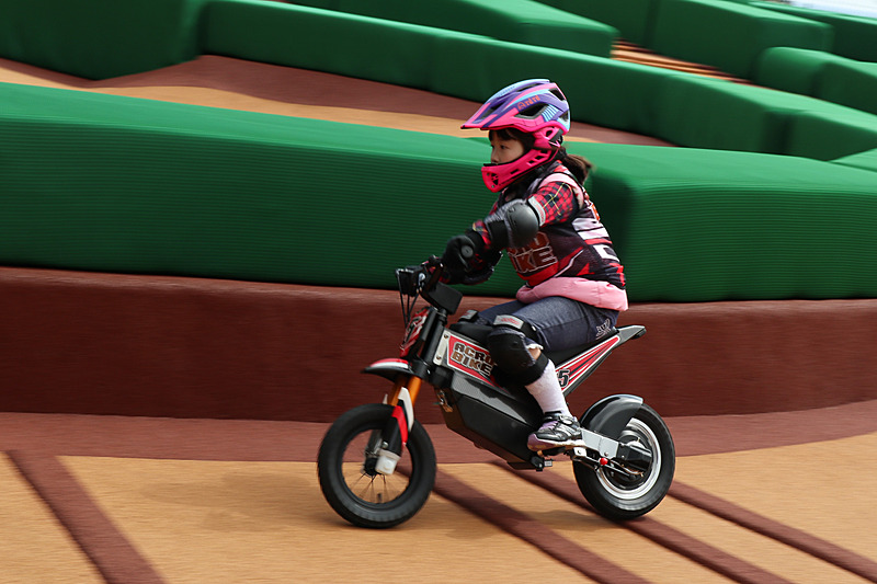 コースが複雑になって最高速も約10km/hまでアップすることで、アクロバイクはときおりコース途中でくじけてしまう子供が出るといった難易度