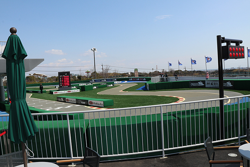 鈴鹿サーキット 国際レーシングコースの特徴を再現したモトファイターのコース。中央にはラップタイムを表示する電光掲示板も設置