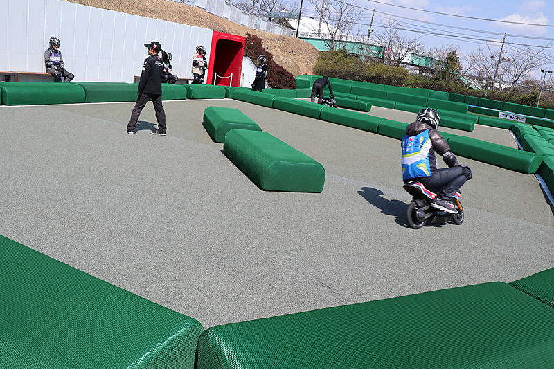 モトファイターでも練習コースが用意され、ここで2周の定常円旋回に成功すると本コースで走行できる