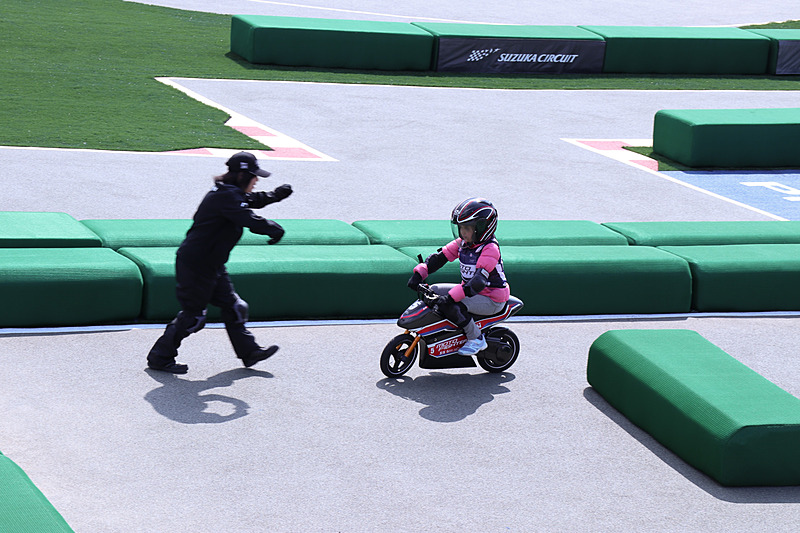 モトファイターでも練習コースが用意され、ここで2周の定常円旋回に成功すると本コースで走行できる