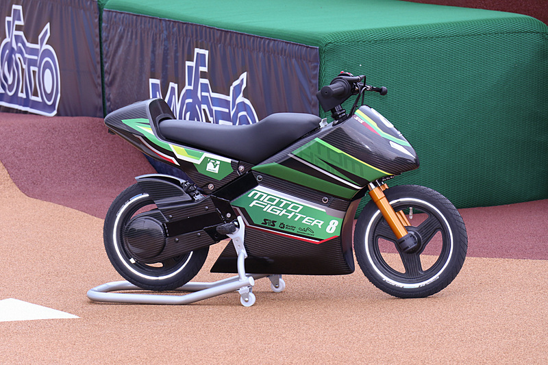 モトファイターのマシン。レーサー風のデザインでシートとハンドルが低く、子供は前傾姿勢になることで、体感速度が実際の最高速約15km/hよりさらに高まるという