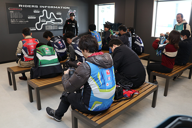 本格的なブリーフィングルームでエルボーパッドやニーパッドに加え、背骨部分にクッションの入ったビブスを着用