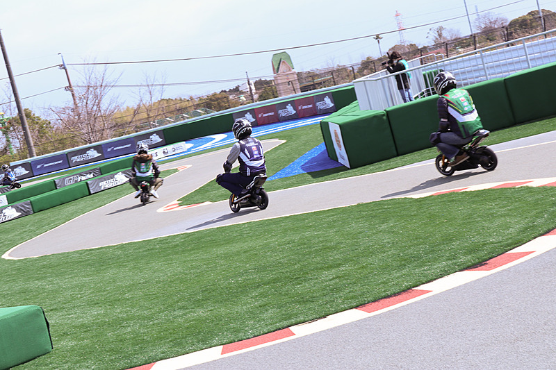 当日は報道機関向けの先行披露会が行なわれたため、大人も多数参加。取材ということでスーツ姿で小さなEVレーサーを走らせる人も。体格が合わない大人は重心が高く、ちょっと気を抜くとふらついて、子供とは違ったスリリングさを味わえる。体格や体重の制限はとくに設けていないとのこと