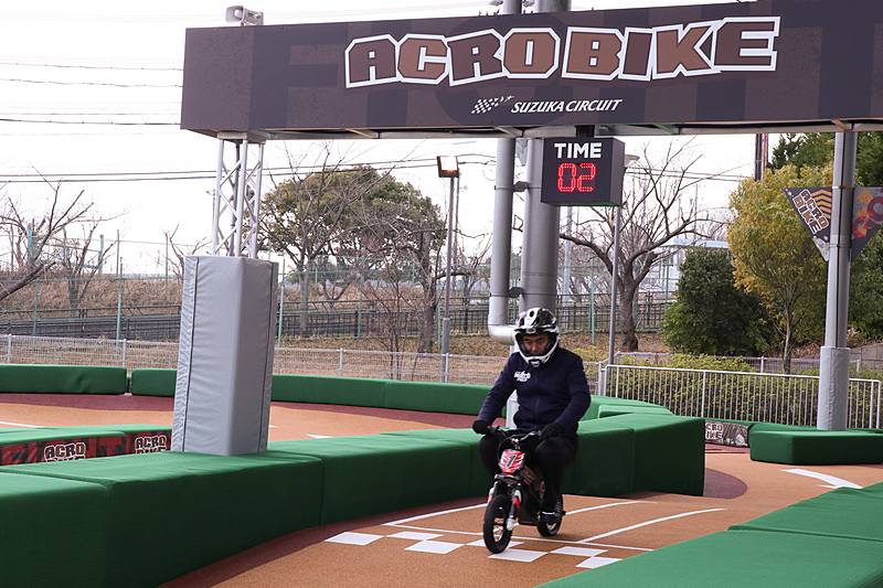 塩津氏もアクロバイクのマシンを走らせて登場した