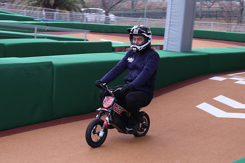 塩津氏もアクロバイクのマシンを走らせて登場した