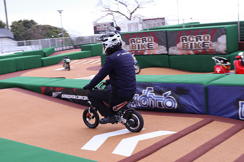 塩津氏もアクロバイクのマシンを走らせて登場した