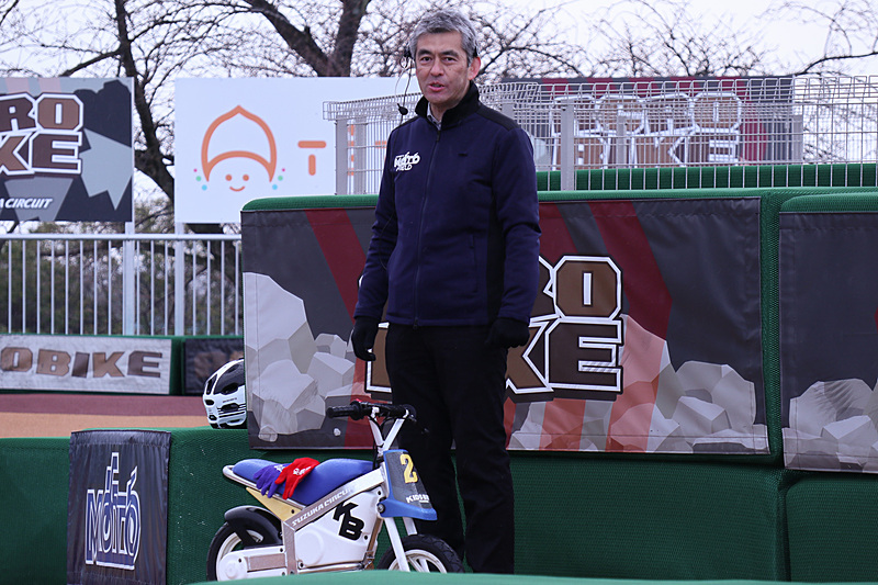 塩津氏もアクロバイクのマシンを走らせて登場した