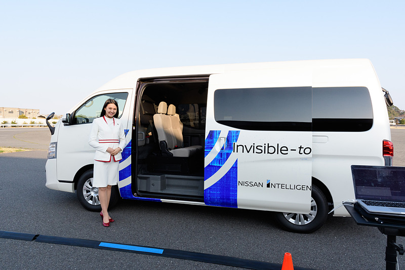 一方こちらは移動体となる、5G通信装置を搭載した日産「NV350」