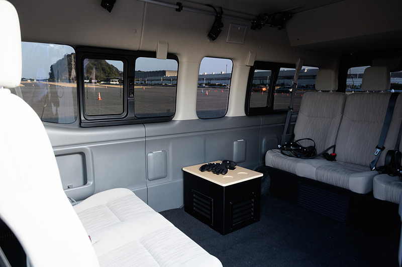 NV350の室内。ARヘッドセットがある