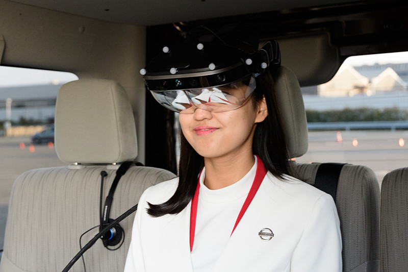 ARヘッドセットにはマーカーが取り付けられている