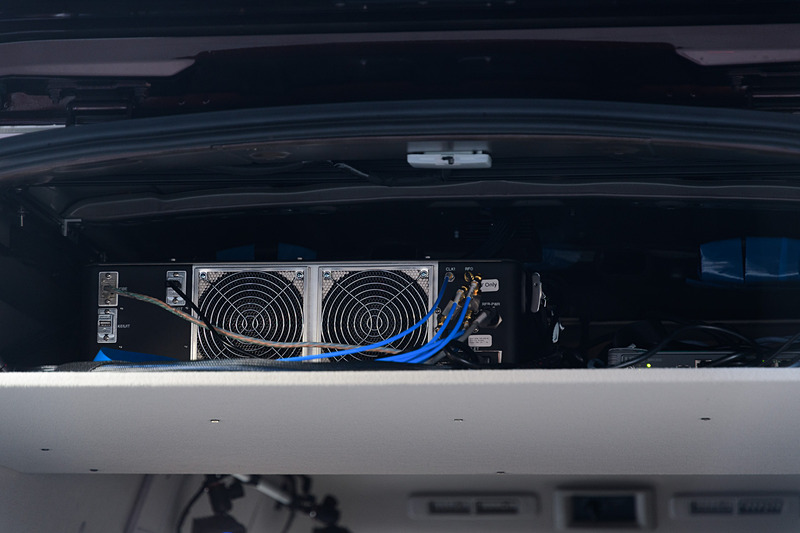 こちらはNV350の後部に積まれていた5G移動体通信装置。インテル製。この下にI2V用の機材が多数積まれていたが、そこは撮影禁止