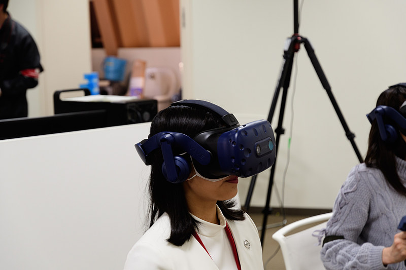 なんとなくサイバーな機器がたくさん装着されている。足までセンシングしなくてもよいように思ったが、上田氏曰く「これがないと、とんでもないことになる」とのこと