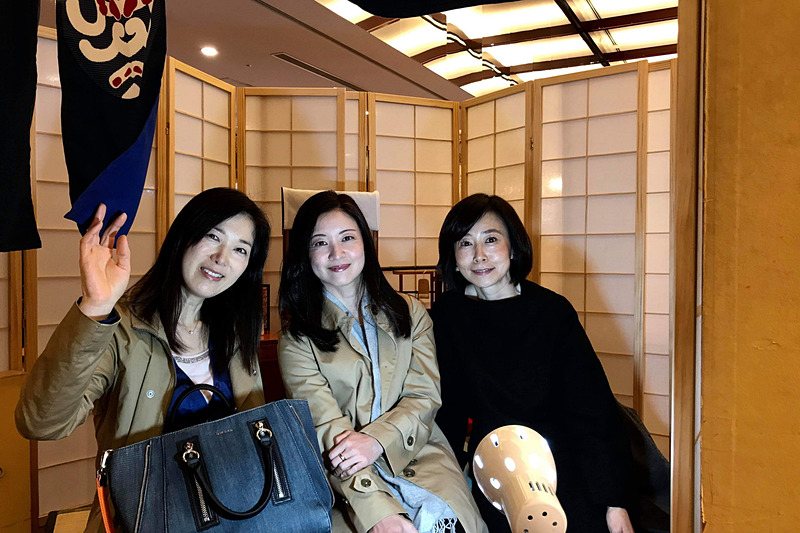 私を歌舞伎鑑賞再デビューに導いてくれた飯田裕子さん（右）と若林葉子さん（中央）。東銀座駅直結のショッピング街「木挽町広場」には、歌舞伎役者さんの控え室みたいなフォトスポットもありましたよ～