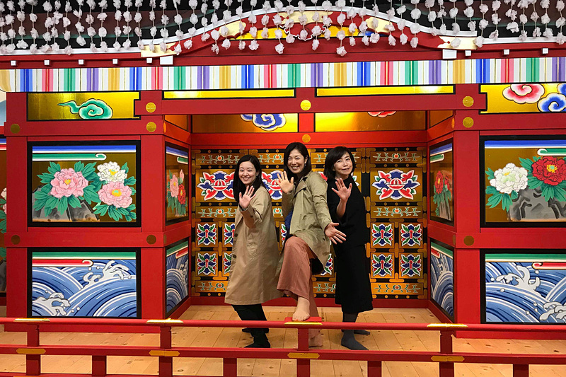 こちらも歌舞伎座ギャラリー内にて、ミニミニ歌舞伎舞台で役者気分（笑）。見得を切ったつもりなんですが、まったくできていませんね～。でも、こういうスペースがあると、とっつきにくいイメージだった歌舞伎がすごく親しみやすくなりますよね。モーターショーもこういうところはぜひ見習うべきだと思いました