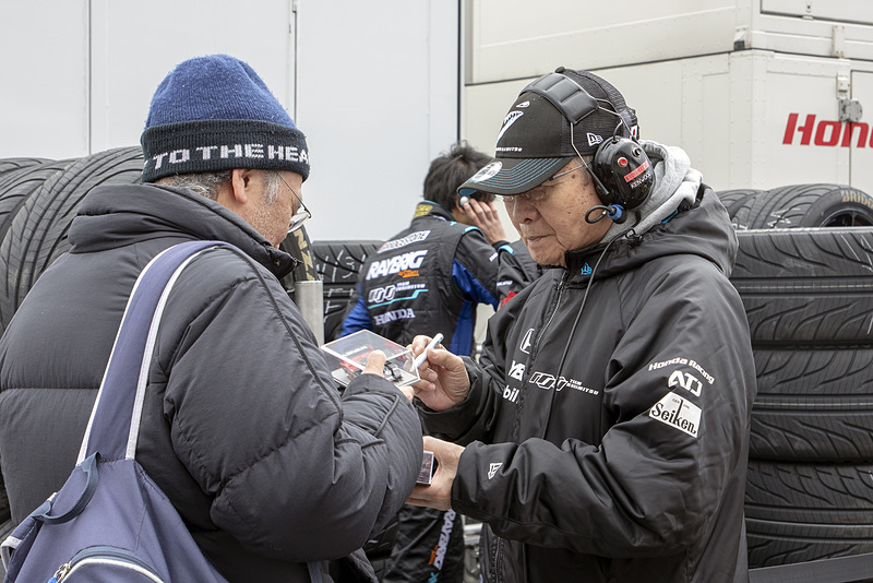 監督やドライバーのサインをもらうチャンスもある