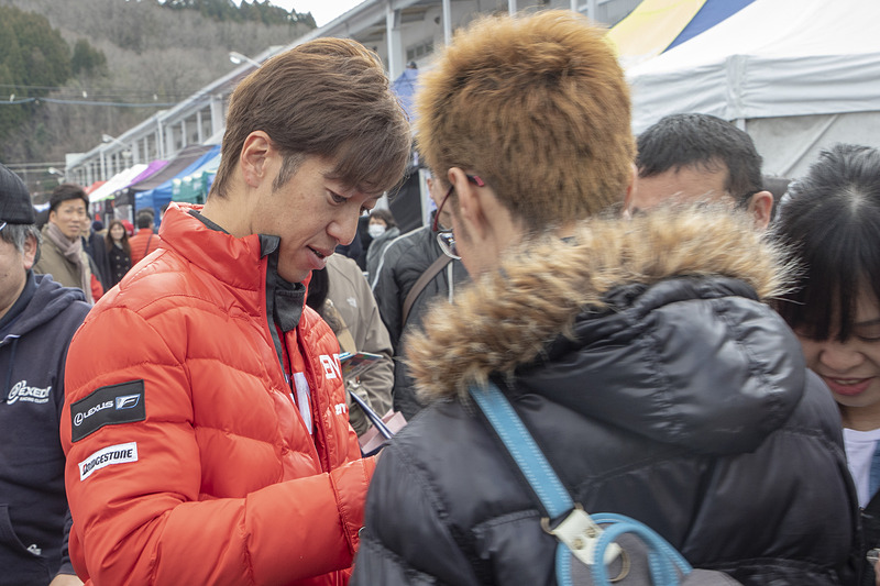 監督やドライバーのサインをもらうチャンスもある