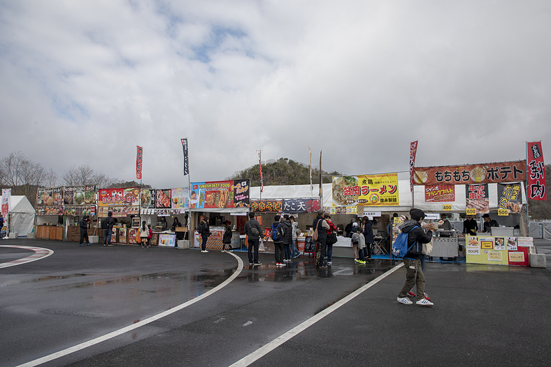 グランドスタンド裏は“グルメ大集合!!”と銘打った屋台村