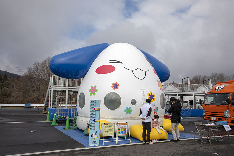 子供用の遊具や地元警察のパトカー展示、建設機械の乗り込みコーナーもあった