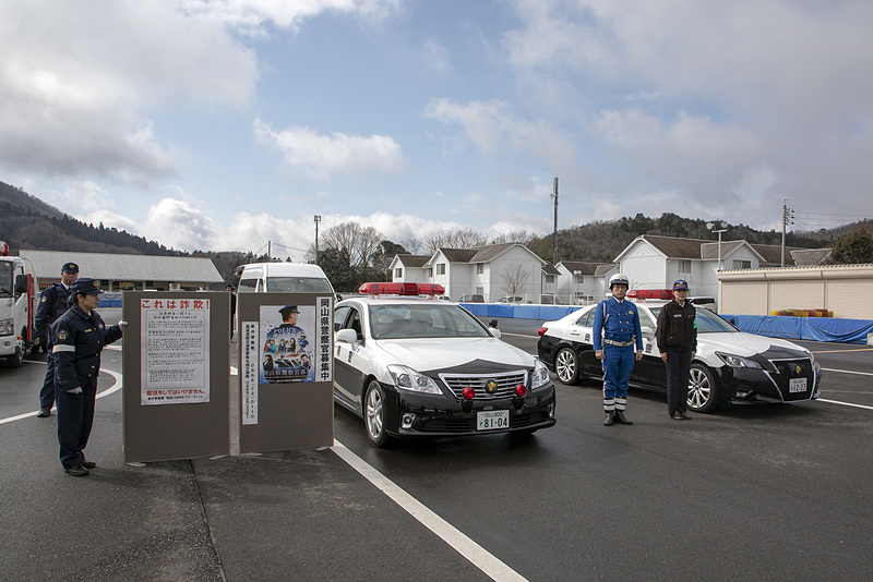 子供用の遊具や地元警察のパトカー展示、建設機械の乗り込みコーナーもあった