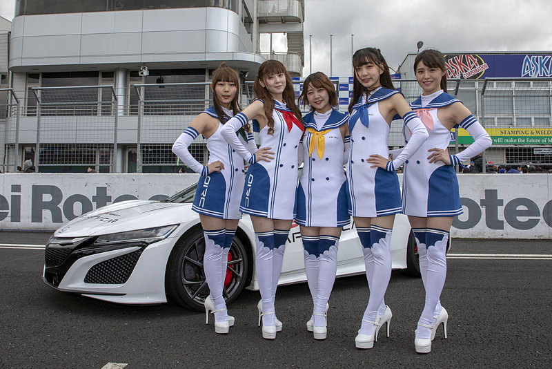 ホームストレートではサーキットクイーンの撮影会と岡山国際サーキットの車両展示が行なわれた