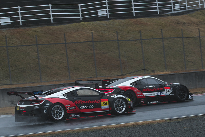 岡山国際サーキットファン感謝デーで行なわれたSUPER GT公式テスト中に見られた64号車と34号車のランデブー走行シーン