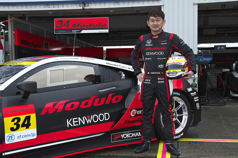 マシンと同時にドライバーが着用するレーシングスーツのデザインも一新。こちらも黒を基調にしたデザインとなり、マシンとあわせてより洗練されたビジュアルになった