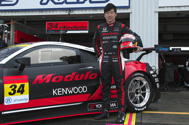 マシンと同時にドライバーが着用するレーシングスーツのデザインも一新。こちらも黒を基調にしたデザインとなり、マシンとあわせてより洗練されたビジュアルになった