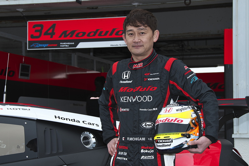 道上選手は「黒が基調のなか、白が入ったことで目立つようになりました。またスーツのデザインはとても気に入っています」と語る