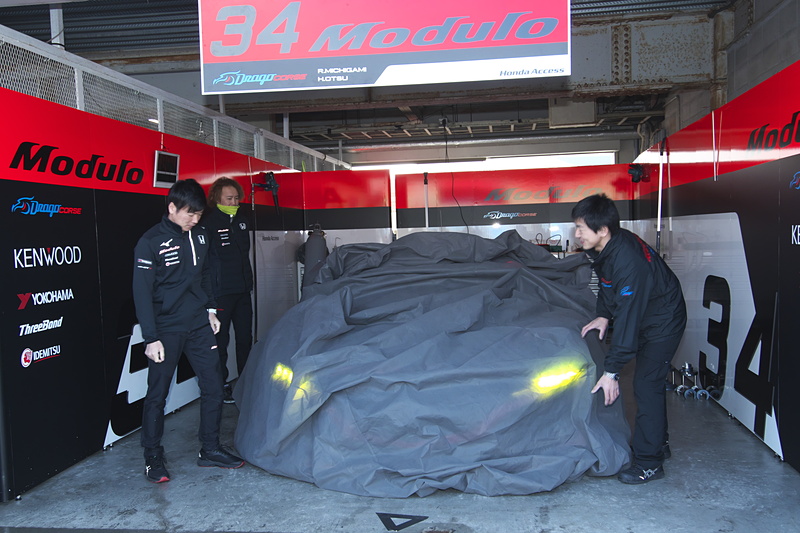 大津選手とチーフメカの新保氏がボディカバーを外し、乗り込んでいた道上選手がマシンを前に出すという演出