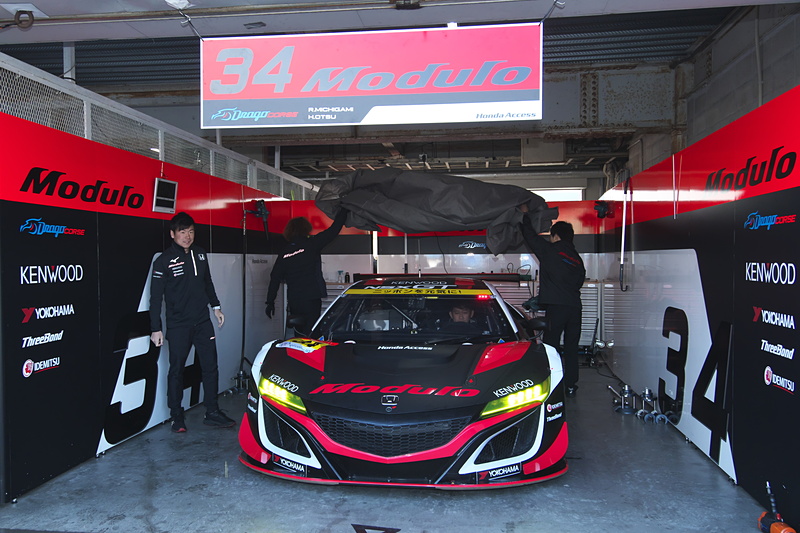 大津選手とチーフメカの新保氏がボディカバーを外し、乗り込んでいた道上選手がマシンを前に出すという演出