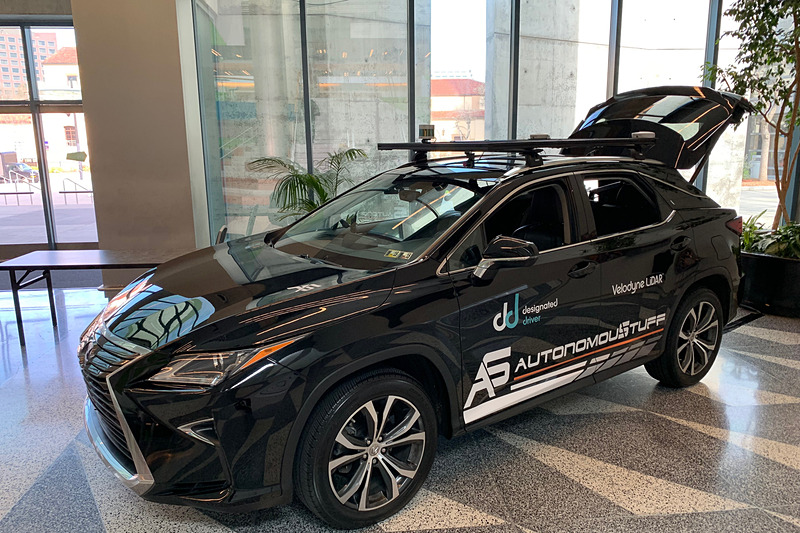 会場に展示された自動運転車両