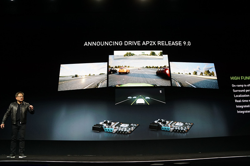 「GTC 2019」で「DRIVE AP2X」を発表するNVIDIA ジェンスン・フアン CEO