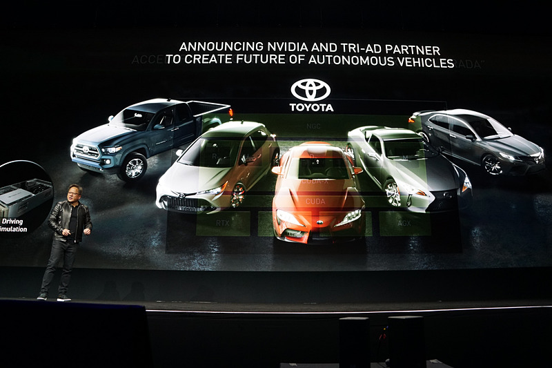 「GTC 2019」でトヨタ自動車との自動運転車開発に関する協業を発表するNVIDIA ジェンスン・フアン CEO