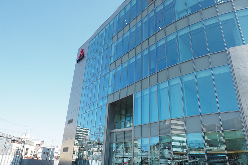 完成したプロダクト・センターは表面がガラス張りで、階段が見える